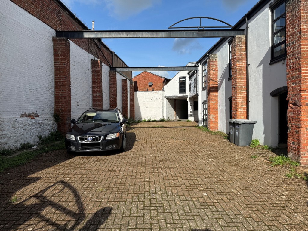 Lot: 69 - TOWN CENTRE OFFICE BUILDING WITH PARKING - Parking and accessway to the side.